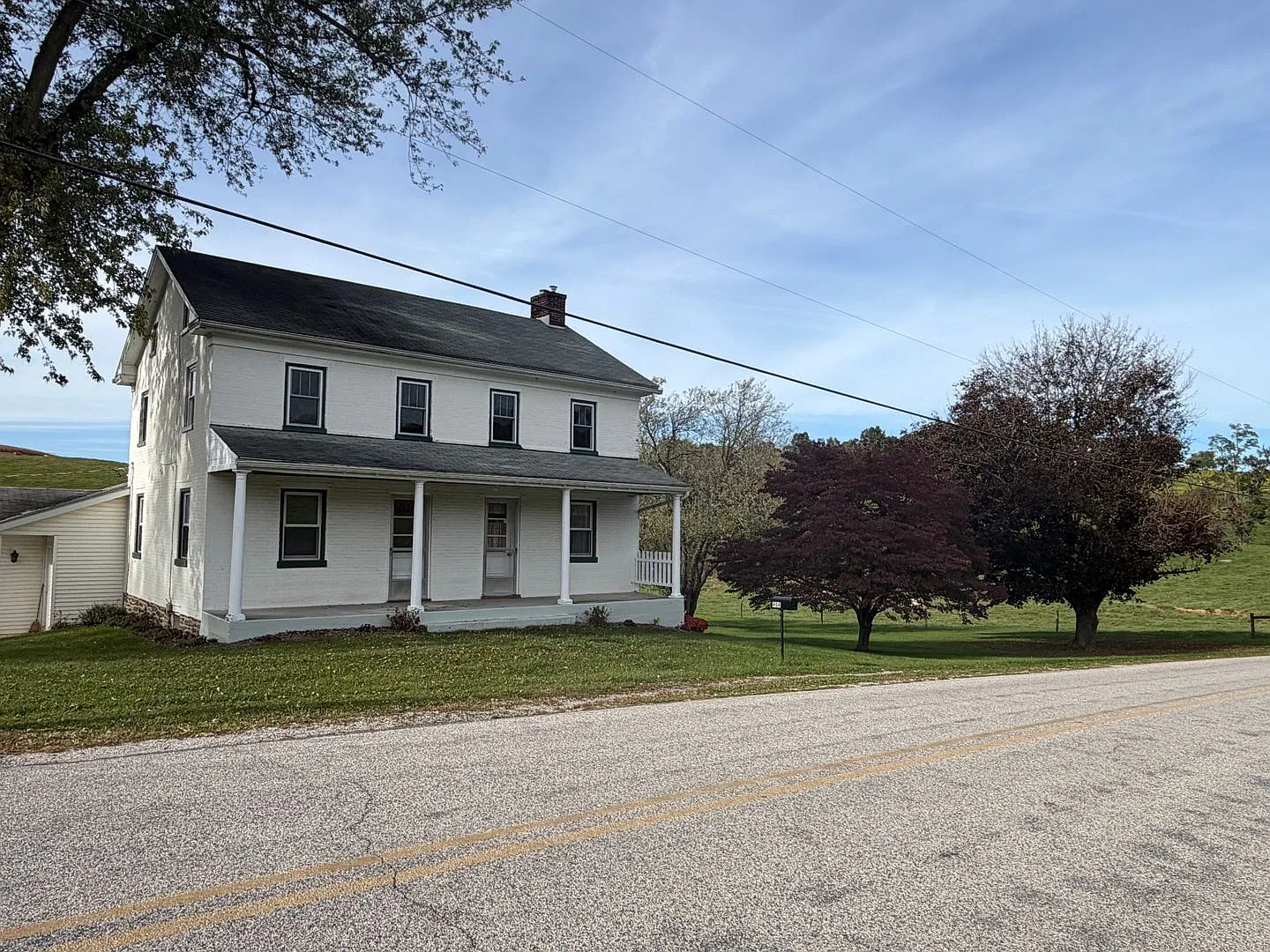 404 W. Springfield Rd. Farmhouse 4 Bedrooms | 2 Bathrooms | 3,468 Sq. Ft. — Photo 2