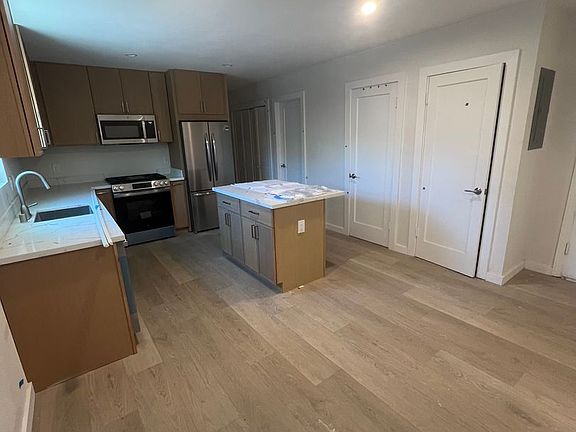 3rd image of 584 N 2nd St APT 4