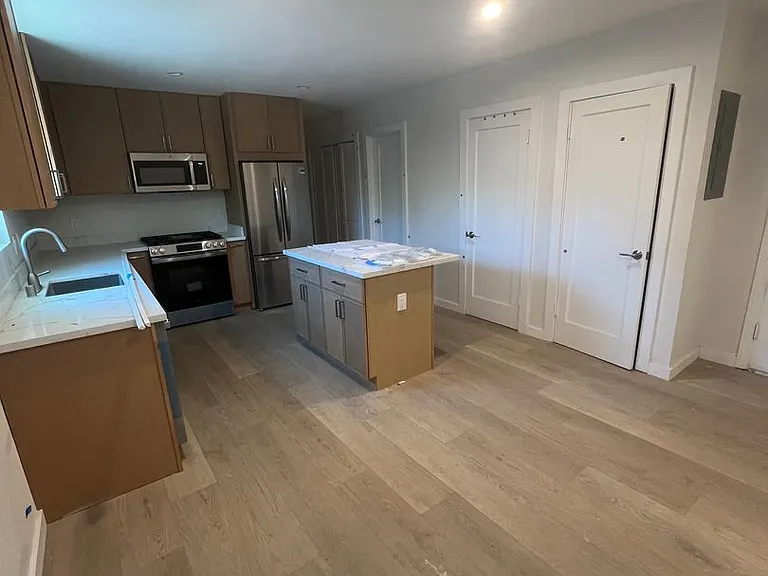 584 N 2nd St — Photo 3