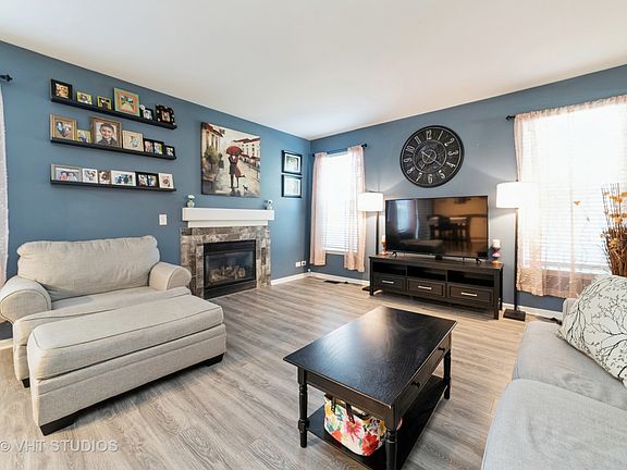 3rd image of 2371 Claremont Ln