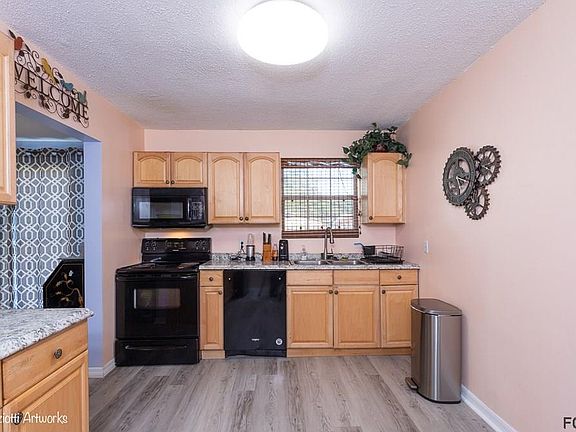 3rd image of 845 Oleander Ave