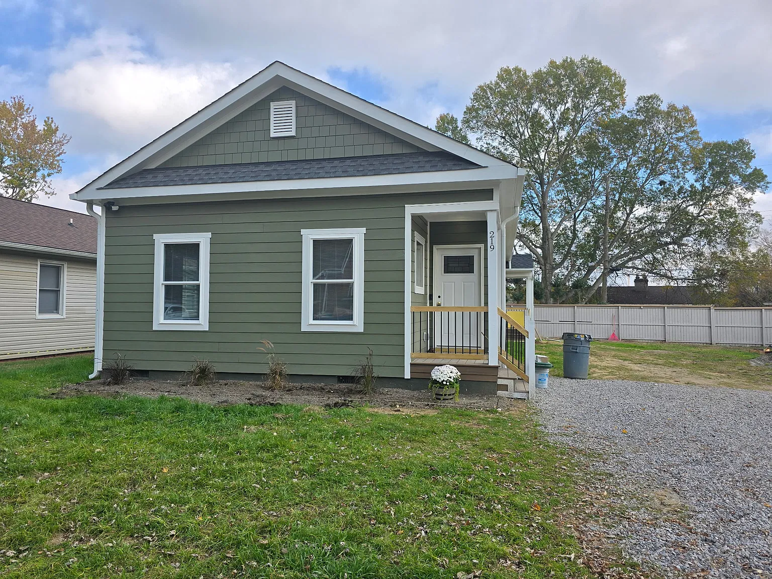 3 bed, 1600 sqft, $1,800 — Photo 1
