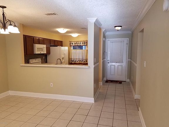 dining to kitchen