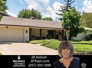216 Wisteria Dr, Oakwood, OH 45419