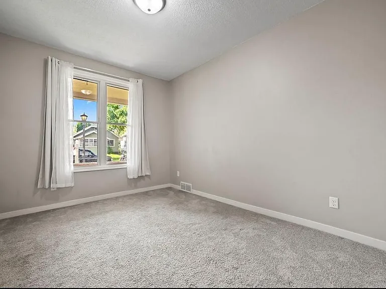 792 Edmund Ave W — Photo 20
