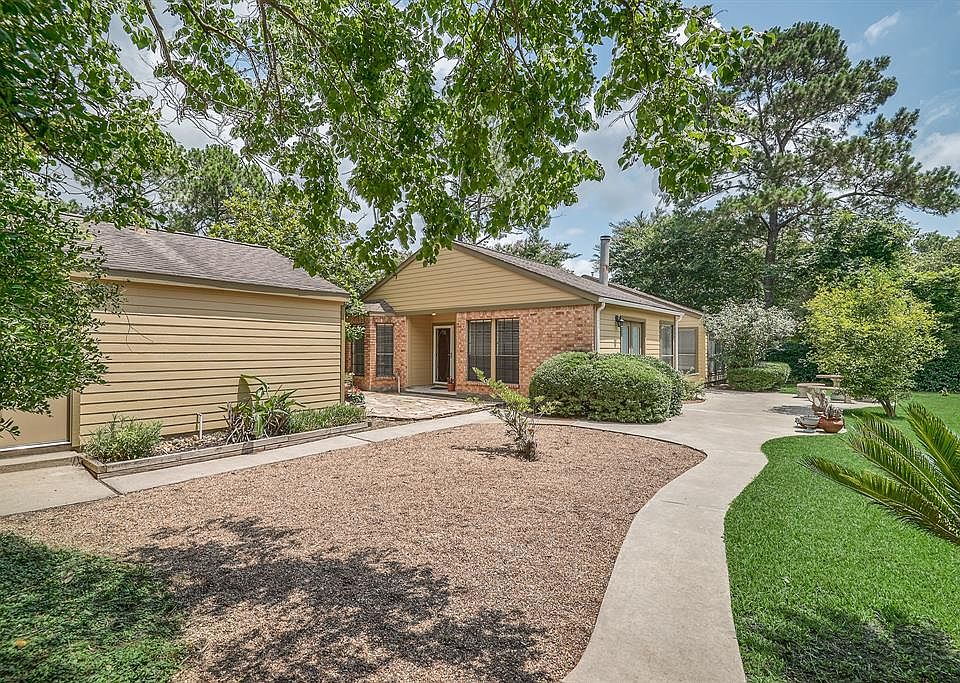 GREAT COURTYARD HOME with 2-MASTER BEDROOMS with Private BATHS.