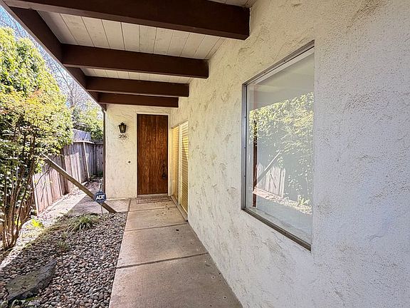 4th image of 206 Florence Dr