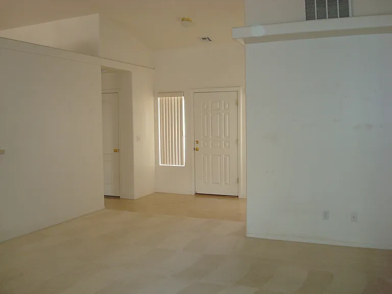 325 Muscat Dr — Photo 3