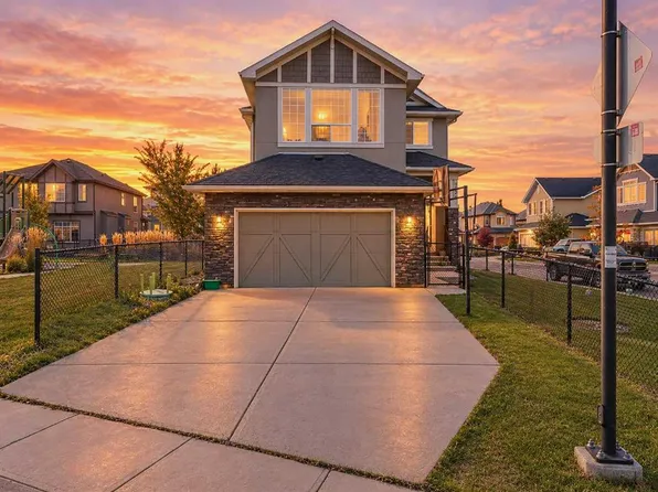 134 E Kinniburgh Ln, Chestermere, AB T1X 0V1
