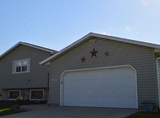 5804 Applewood Dr, Waterloo, IA 50701