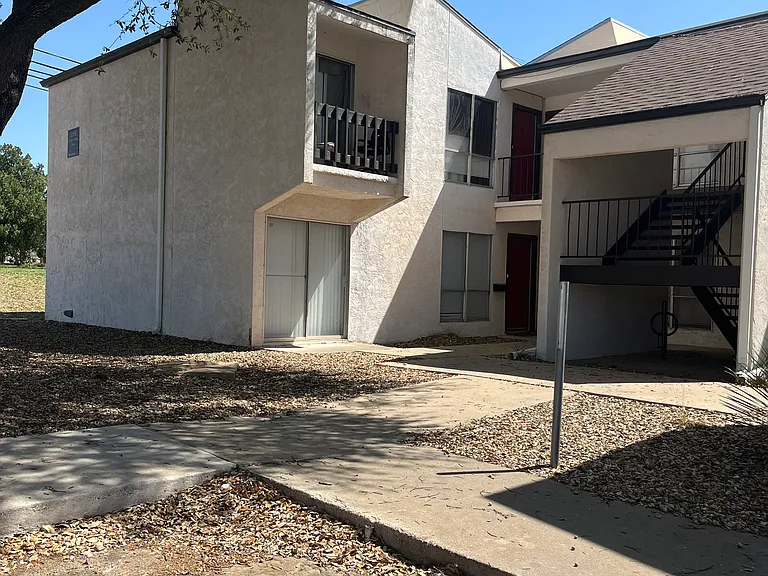 Oxford Court Apartments — Photo 5