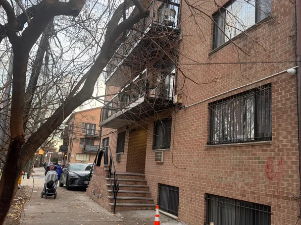 75-56 Grand Central Parkway image 1 of 20