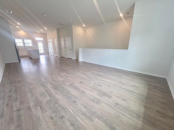3rd image of 365 Spindlewood Way