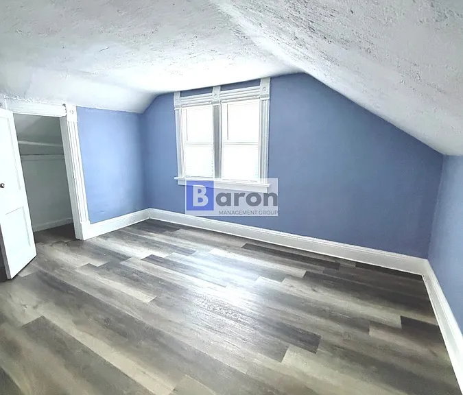 2408 Kenwood Ave — Photo 8