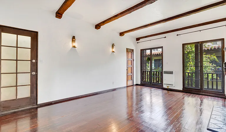 2270 N Beachwood Dr #21 — Photo 4
