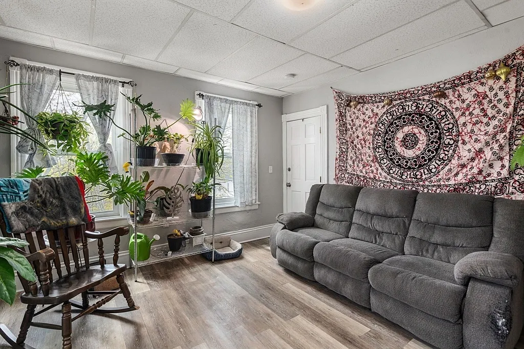 3 bed, 1.0 bath, 1092 sqft, $2,100 — Photo 3
