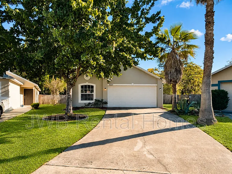 8227 Oak Crossing Dr W — Photo 19