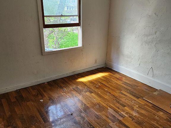 5th image of 2311 Queen Ave N