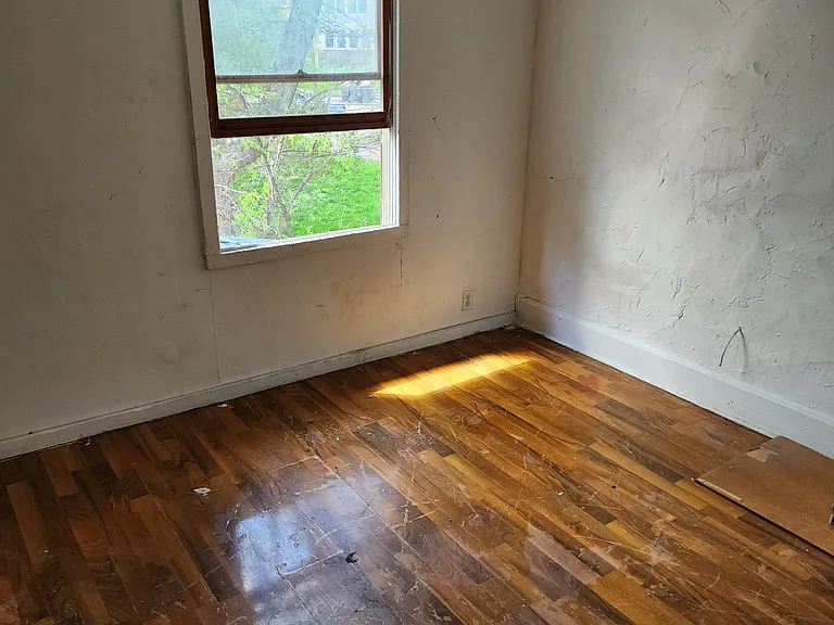 2311 Queen Ave N — Photo 5