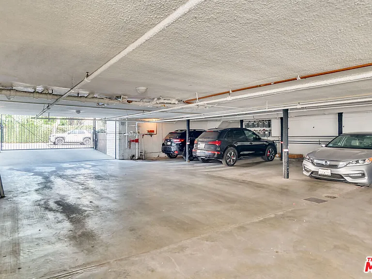 1021 N Genesee Ave #4 — Photo 15