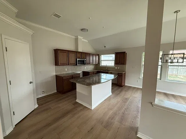 3 bed, 2.0 bath, 1591 sqft, $2,195 — Photo 4