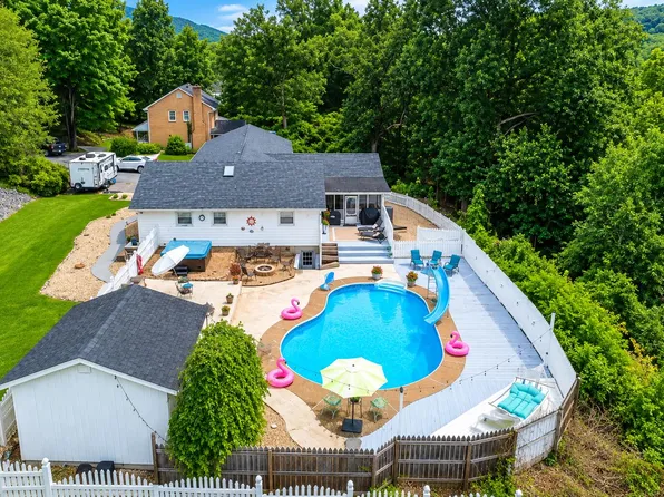 306 Woodbrook Dr, Covington, VA 24426
