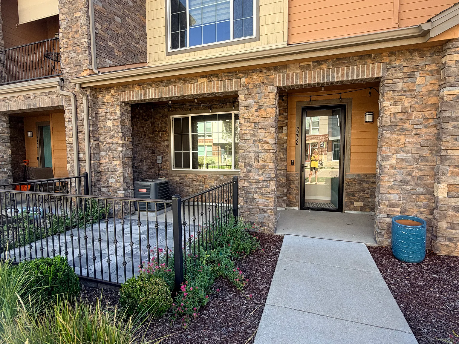 3 bed, 1600 sqft, $3,000 — Photo 2