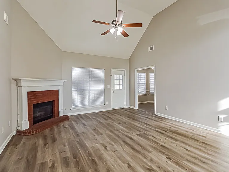 115 Syracuse Ln — Photo 4