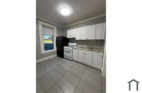 Building Photo - 64 Hollis St #U7