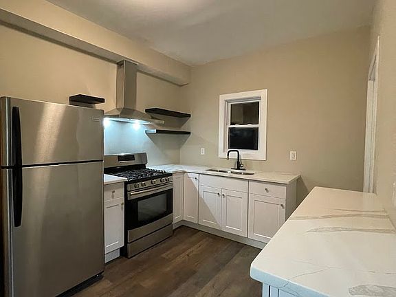3rd image of 40 John St Floor 1
