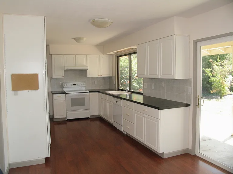 1154 NE Birchaire Ln — Photo 11