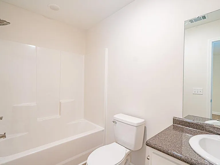 402 E 3rd St #B — Photo 16