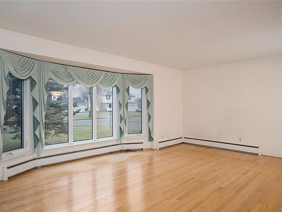 4th image of 166 Macarthur Dr
