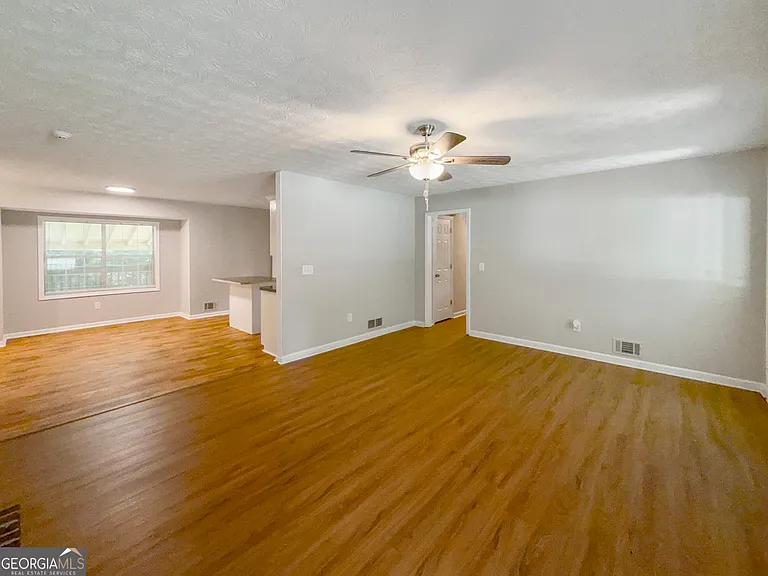 2025 Old Concord Dr SE — Photo 5