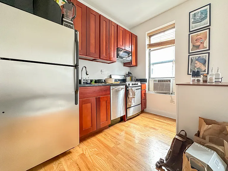 261 W 21st St #28 — Photo 2