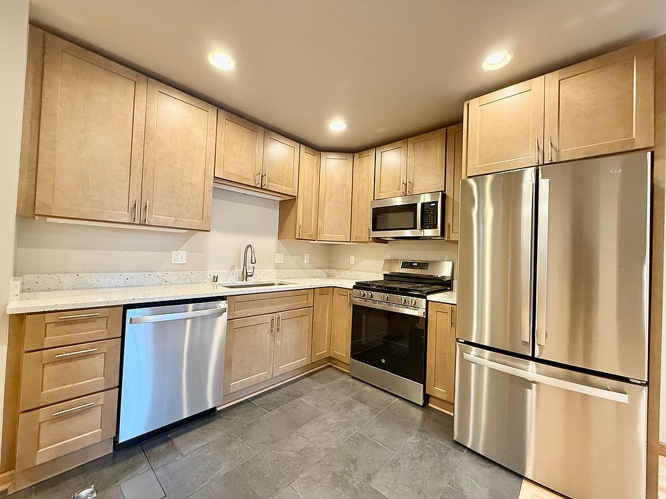 Fully Remodeled Kitchen w/ Quartz Countertops & Stainless Steel Appliances