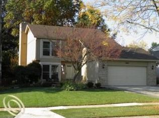 1869 Grasmere Ln, Wixom, MI 48393