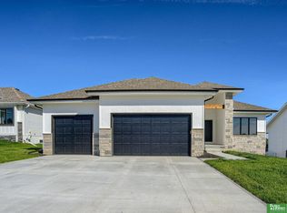 19112 Pinehurst Ave, Omaha, NE 68136