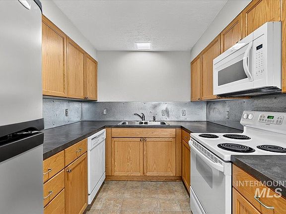 4th image of 3110 W Stewart Ave