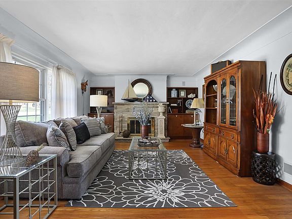 3rd image of 19 Lou Juan Dr
