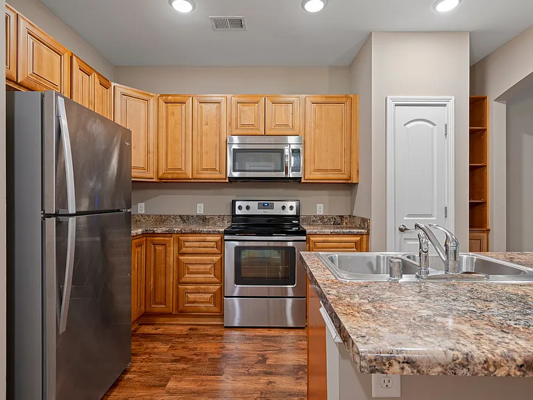 Mount Victor Olde Towne Luxury Apartments — Photo 67