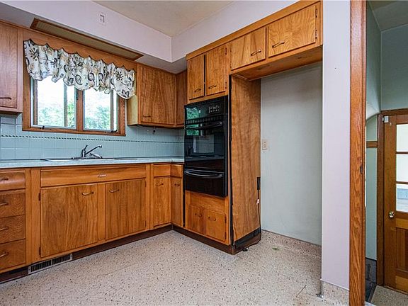 3rd image of 447 Laurel St