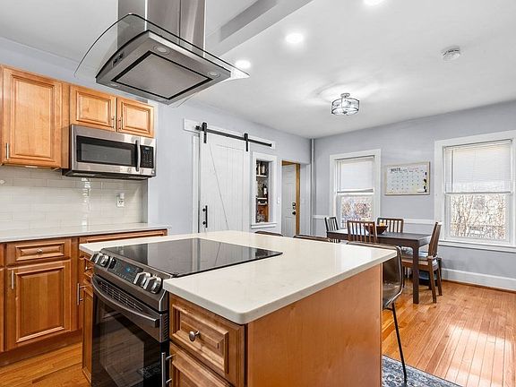 3rd image of 33 Menlo St