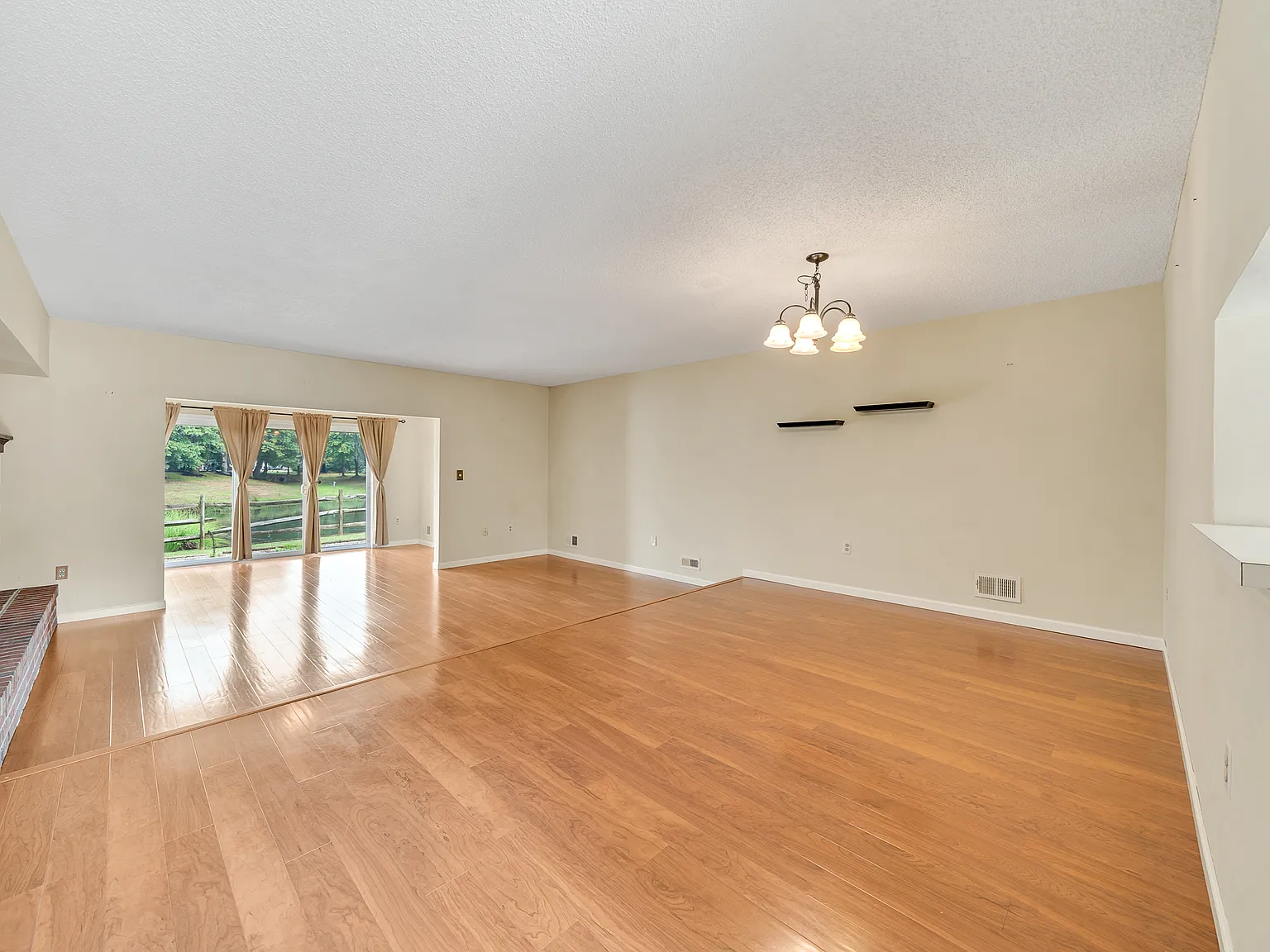 2 bed, 1621 sqft, $2,900 — Photo 3