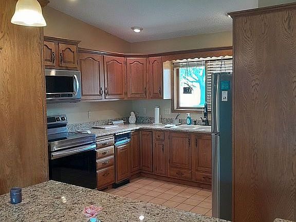 All new appliances/granite 