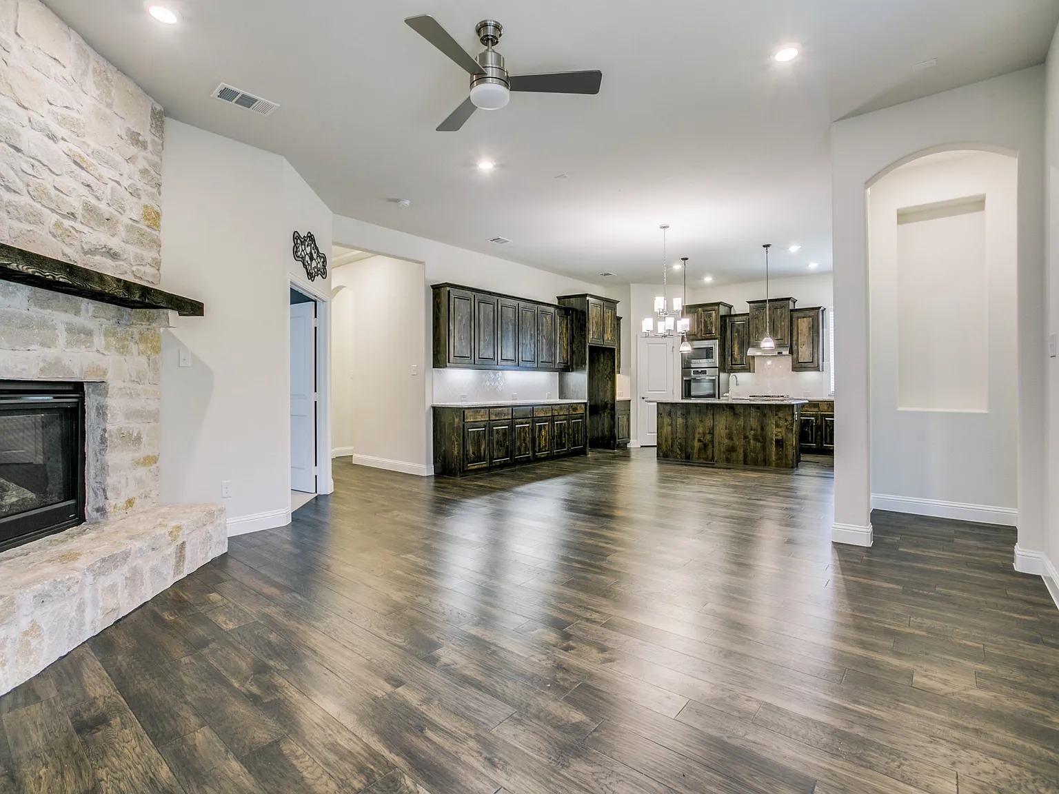 4 bed, 2339 sqft, $2,699 — Photo 4