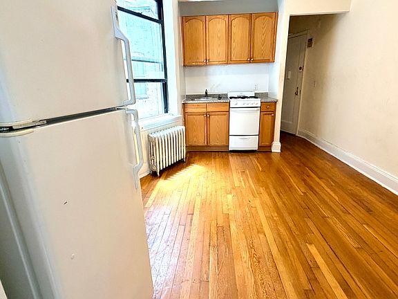 4th image of 70 E 7th St APT 6D