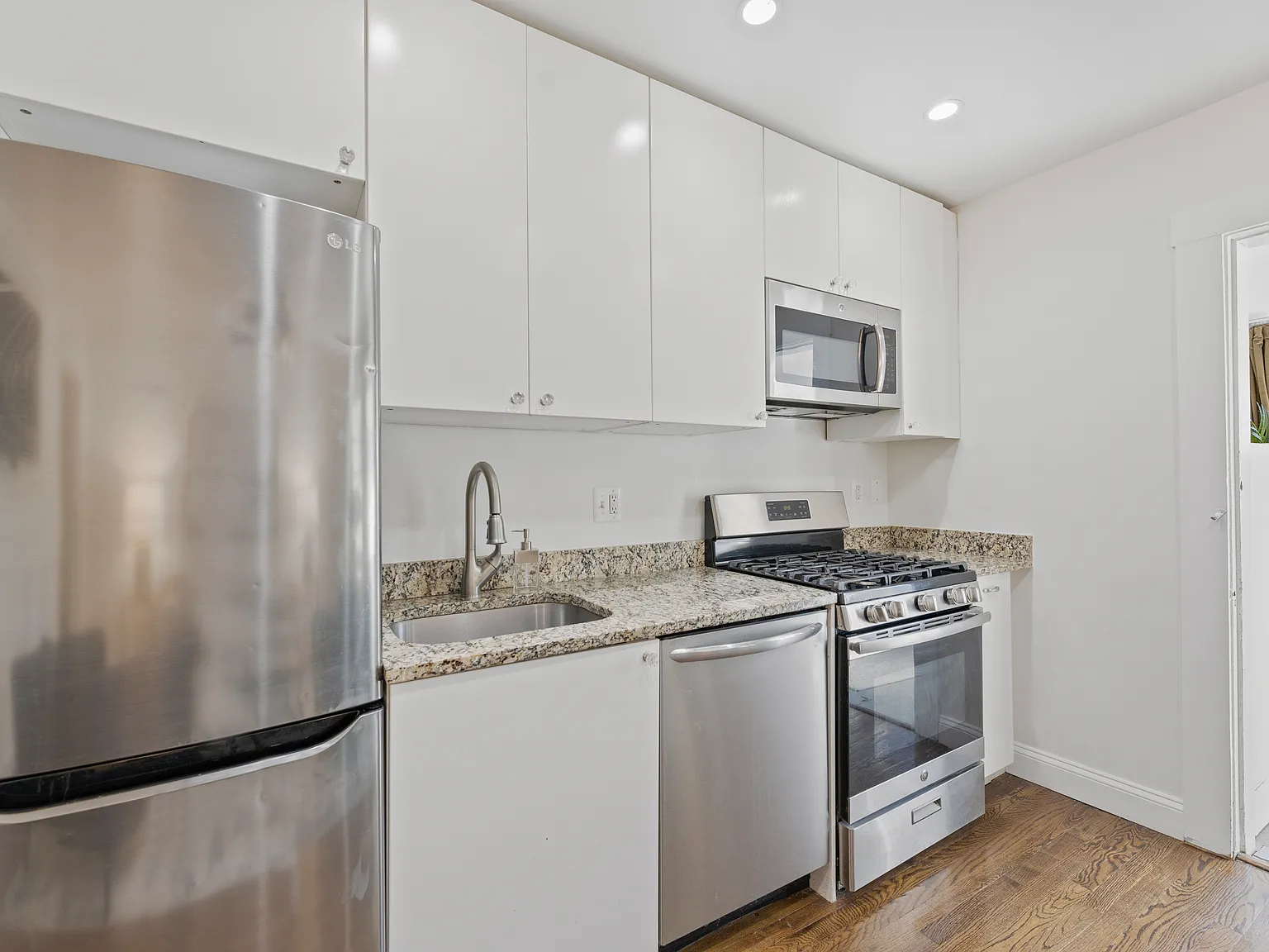2 bed, 700 sqft, $2,400 — Photo 4
