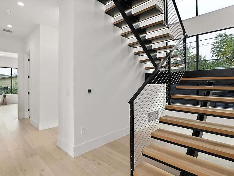 2401 Oakhaven Cir — Photo 23