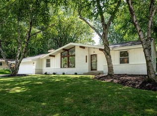 21595 Doneswood Dr, Waukesha, WI 53186